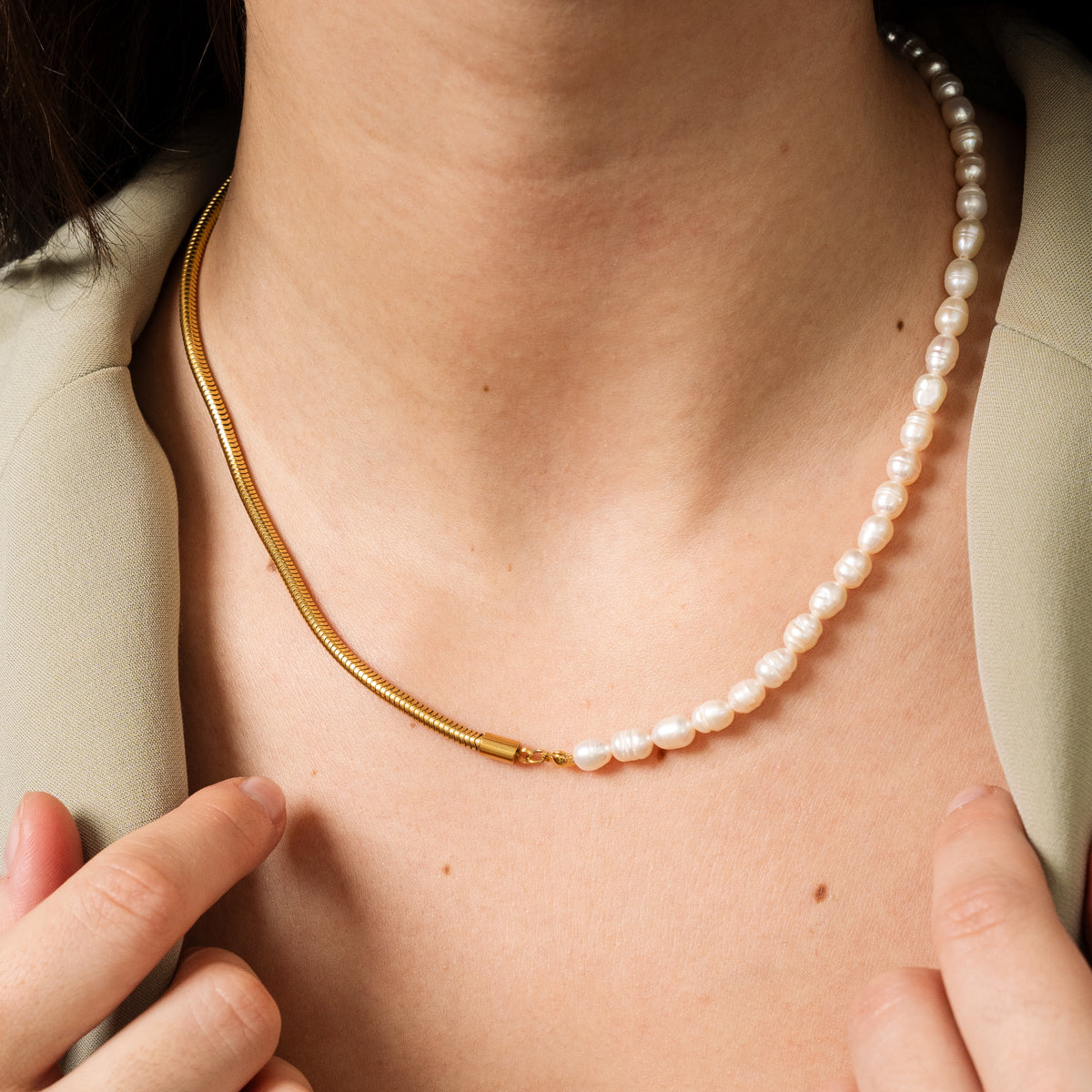 Colar Dourado com Pérolas Banhado a Ouro 18k