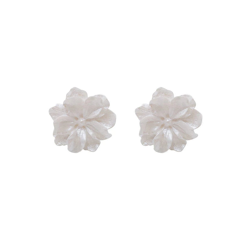 Brinco Elegante com Flor Branca