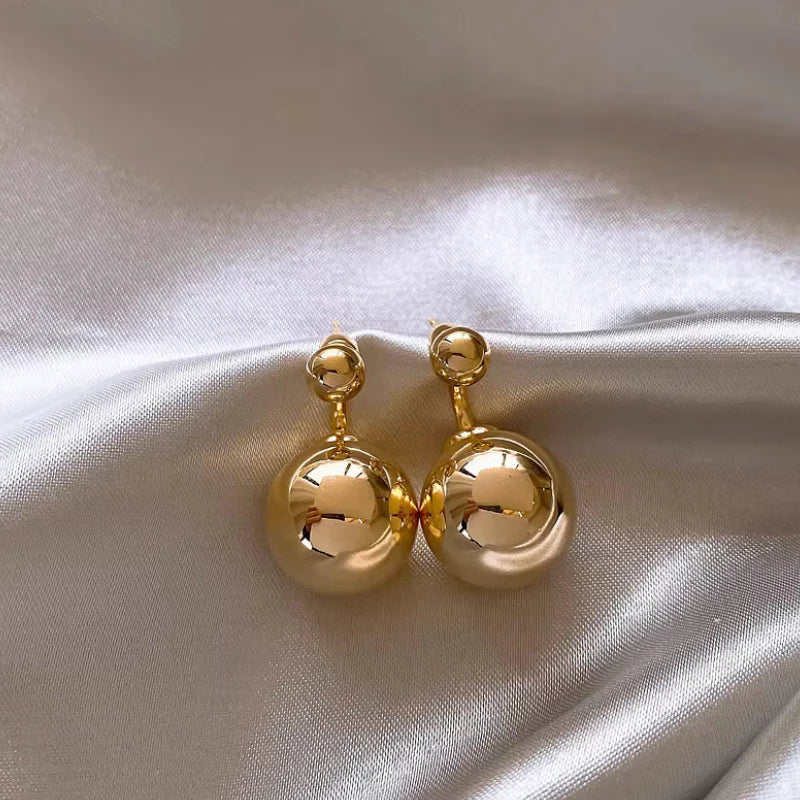 Brinco com Pingente de Bolinha Ouro 18K