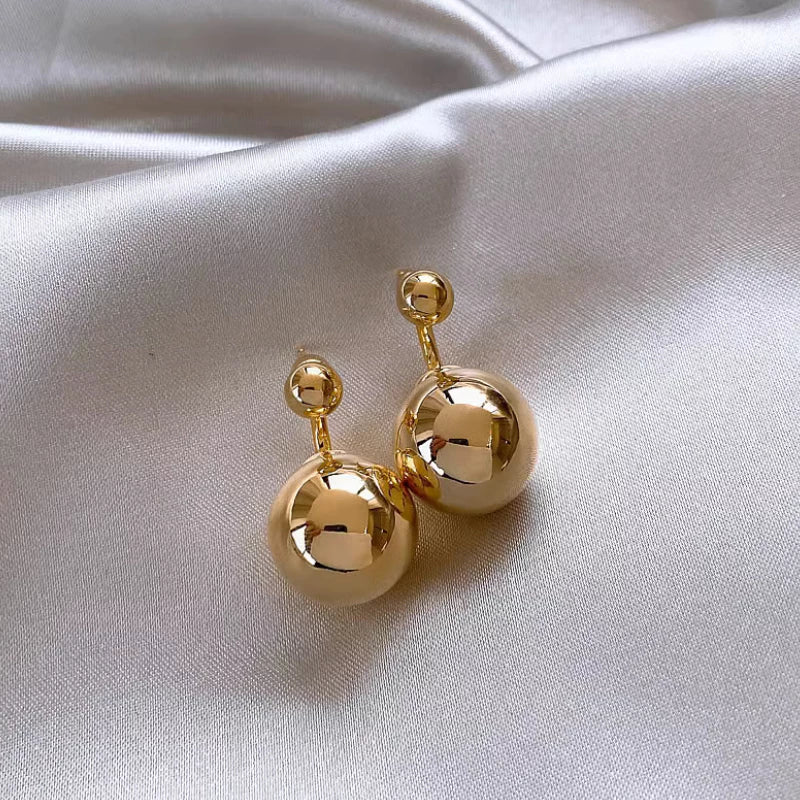 Brinco com Pingente de Bolinha Ouro 18K