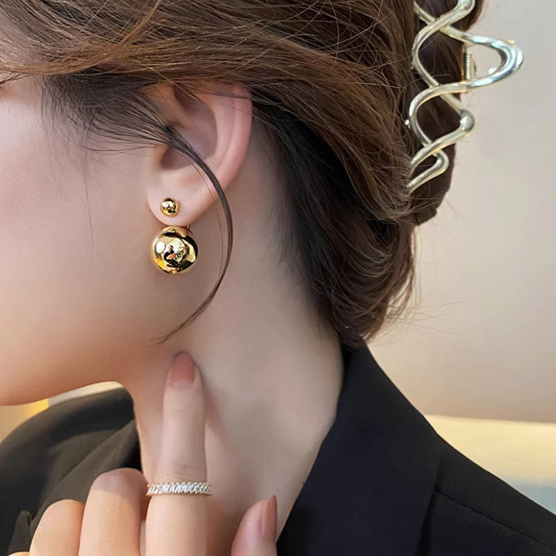 Brinco com Pingente de Bolinha Ouro 18K