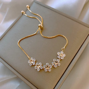 Pulseira de Flores com Pingente de Zircônias