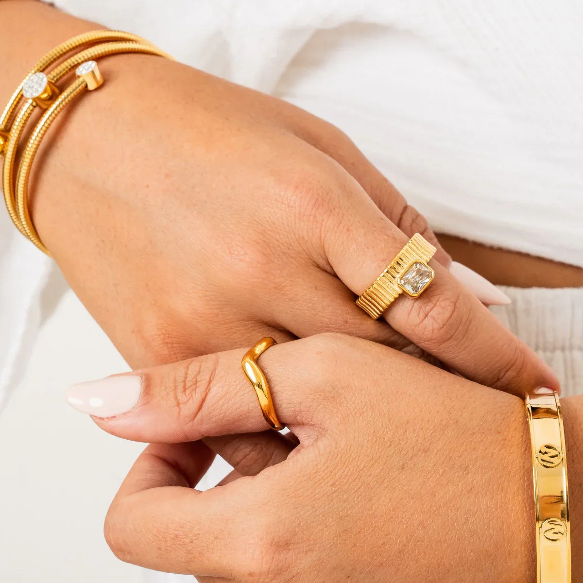 Anel Minimalista em V banhado a Ouro 18K