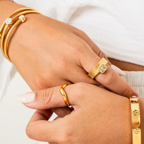 Anel Minimalista em V banhado a Ouro 18K