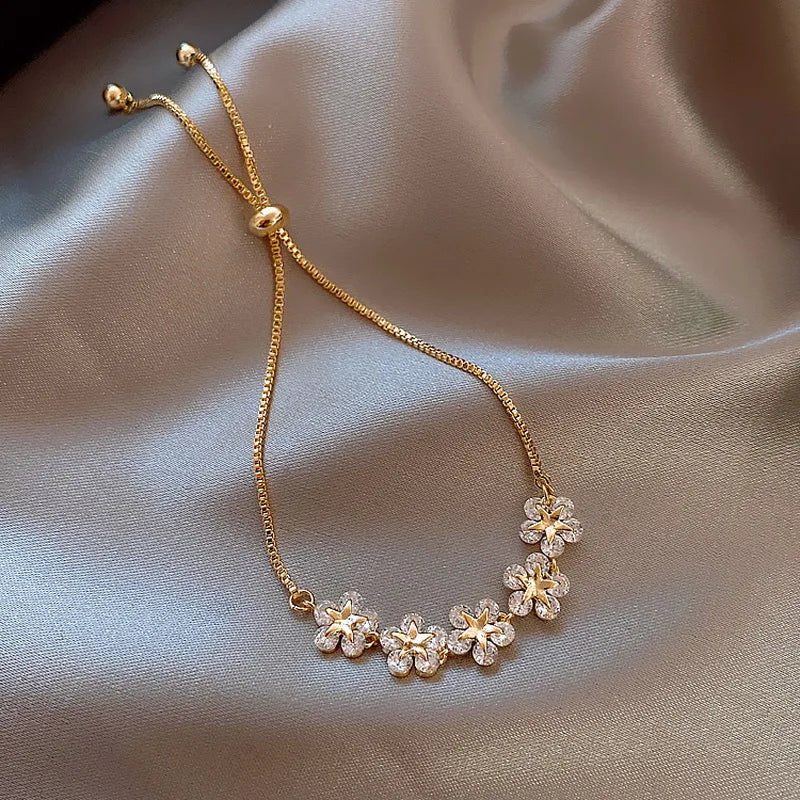 Pulseira de Flores com Pingente de Zircônias