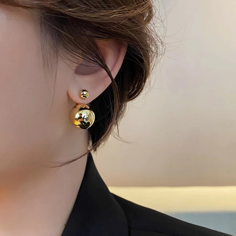 Brinco com Pingente de Bolinha Ouro 18K