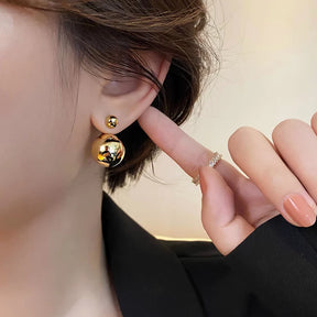 Brinco com Pingente de Bolinha Ouro 18K