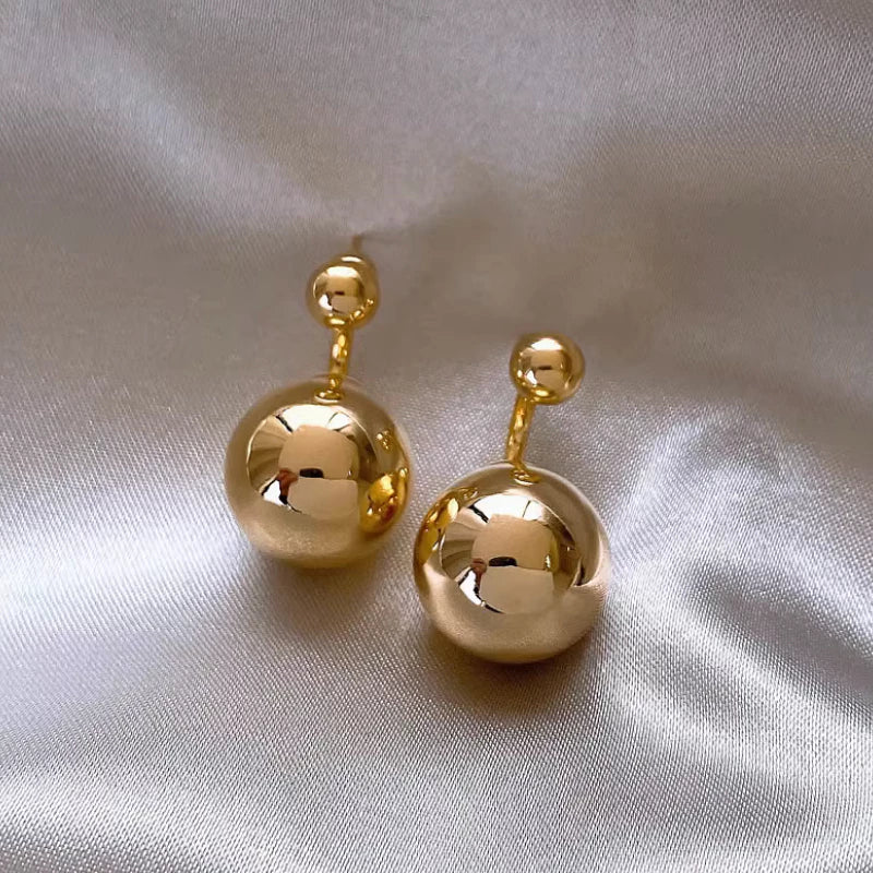 Brinco com Pingente de Bolinha Ouro 18K