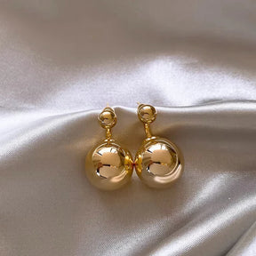 Brinco com Pingente de Bolinha Ouro 18K